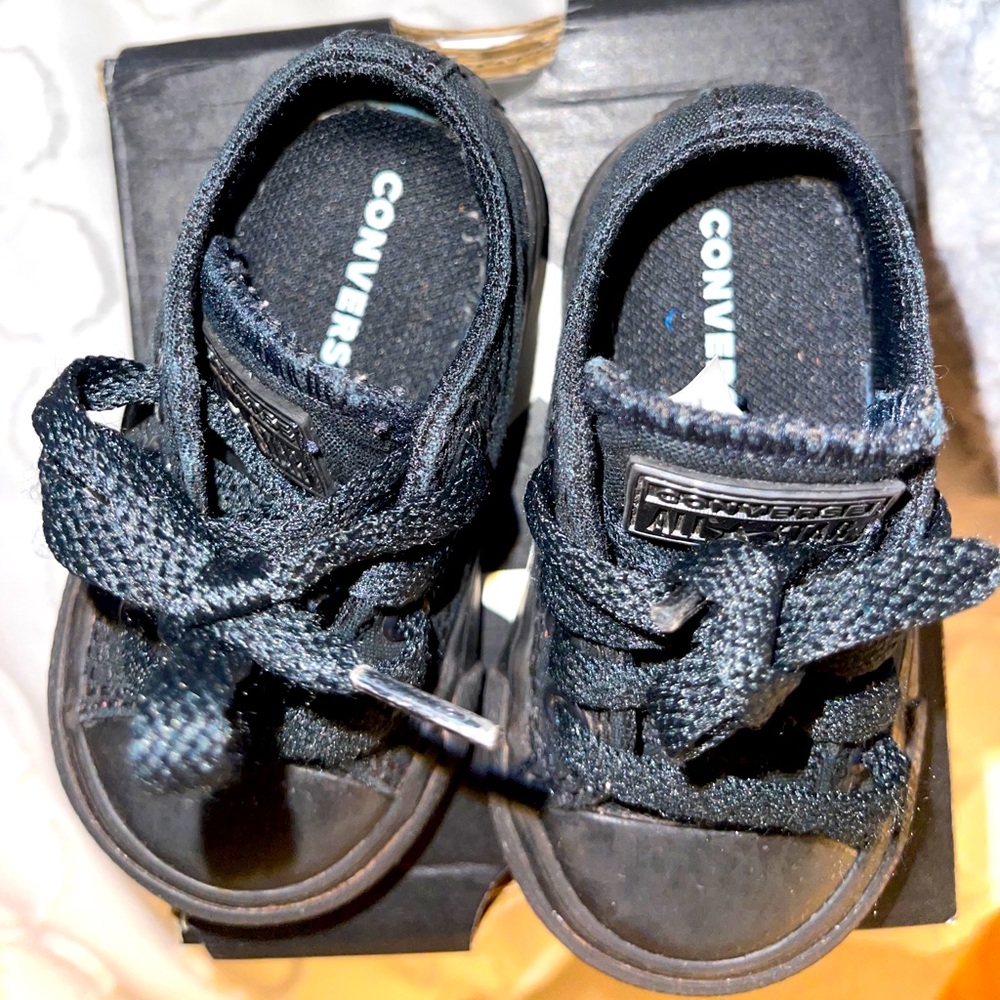 Toddlers converse - Picture 2 of 2